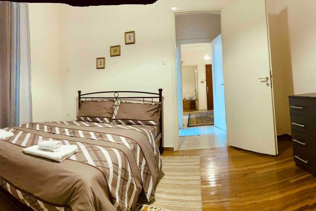 B&J City Center Apartment Каламата Екстериор снимка